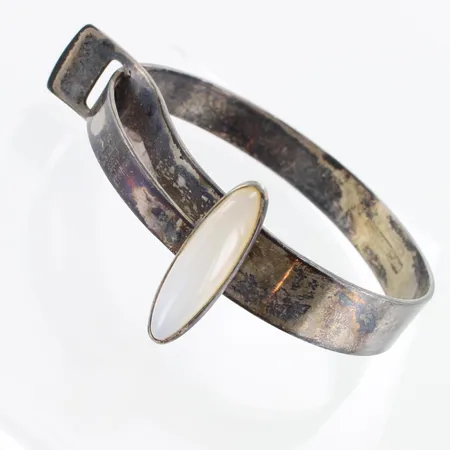 Rannekoru kivellä, käytön jälkiä, Ø53mm, 813br,  Paino: 28,9 g