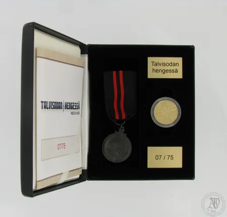 Talvisodan hengessä - yhdessä ja ylpeänä- kultainen muistomitali ja virallinen kunniamerkki, numeroitu 07/75, muistomitali kultaa 750,  Paino: 8,1 g