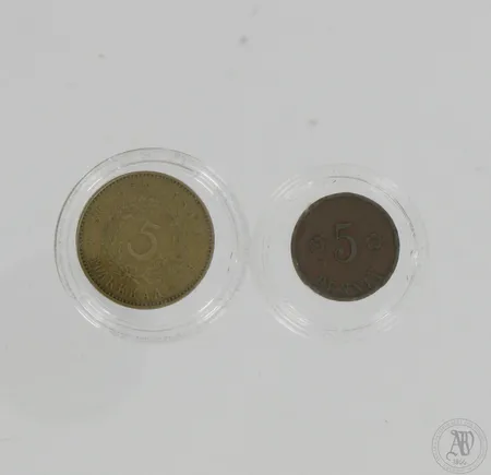 5 markan kolikko, 1929, alumiinipronssia ja 5 pennin kolikko 1918, kuparia
