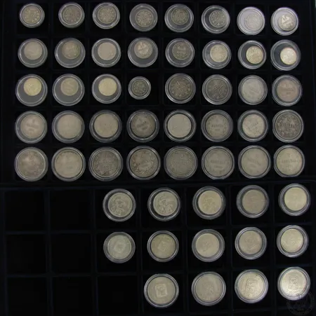54 kappaletta Suomalaisia hopearahoja: 1 kpl 25 penniä (hopea 750) vuodelta 1872, 19 kpl 50 penniä (hopea 750) vuosilta 1864, 1865, 1866, 1871, 1872, 1874, 1889, 1890, 1894, 1892, 1893, 1907, 1908, 1911, 1914, 1915, 1916, 2x1917.  11 kpl 1 mk (hopea 868) rahoja vuosilta 1865, 1866, 1867, 1872, 1874, 1890, 1892, 1893, 1907, 1908, 1915. 9 kpl 2mk (hopea 868) rahoja vuosilta 1865, 2x1866,1870, 1872,1874,1906,1907,1908.  4 kpl 200mk (hopea 500) rahoja vuosilta 1956, 1957, 1958, 1959. 5kpl 100mk (hopea 500) rahoja vuosilta 1956, 1957, 1958, 1959, 1960. 5 kpl 1mk (hopea 350) rahoja vuosilta 1964,1964, 1966, 1967, 1968. Paino: 289,8 g
