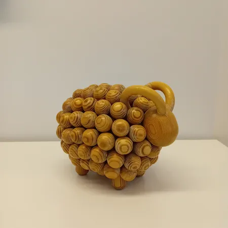 Pikkupässi-veistos, Aarikka Finland, korkeus 14cm, kulumia lakkauksessa ja puupinnoilla