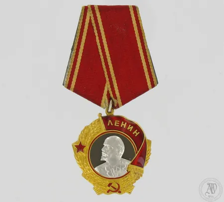 Leninin kunniamerkki, Neuvostoliitto, tyyppi 4, numeroitu 109037, kulta/platina/teräs/emali, paino 46,8g