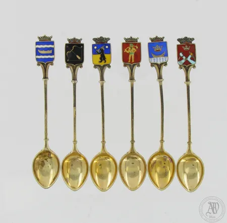 Kuusi vaakuna-lusikkaa emaloinnilla, pientä kulumaa, pituus 110mm, Auran Kultaseppä Oy 1960-luku, 813br,  Paino: 55,2 g