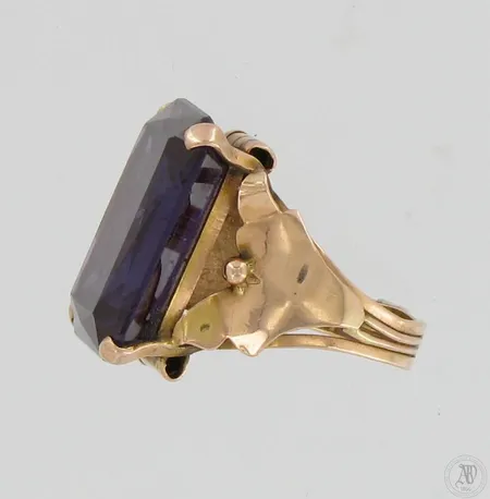 Viallinen kivikantasormus, koko 17¾, kiven mitat 15*22mm, 585br,  Paino: 10,5 g