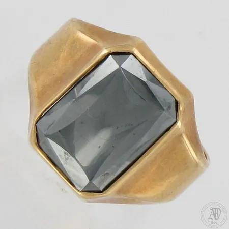 Hematiitti-kantasormus, kaiverrettu, koko 19, rungon leveys 5-16mm, 585br,  Paino: 5,9 g