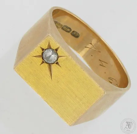 Kivikantasormus, kaiverrettu, koko 21, leveys 6-10mm, 585br,  Paino: 11,3 g