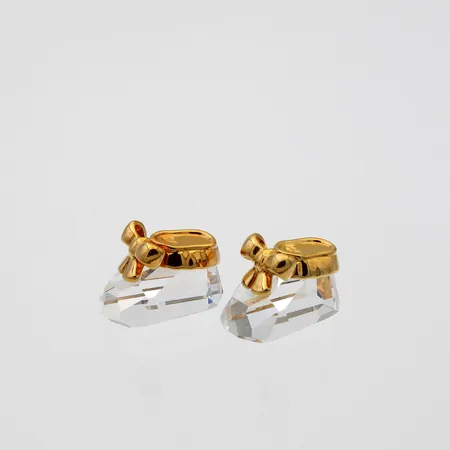 Kaksiosainen Kristallikoriste,toisessa kengässä lohkeama, Swarovski, korkeus 10mm, Kuvausta muutettu 07.07.2023.