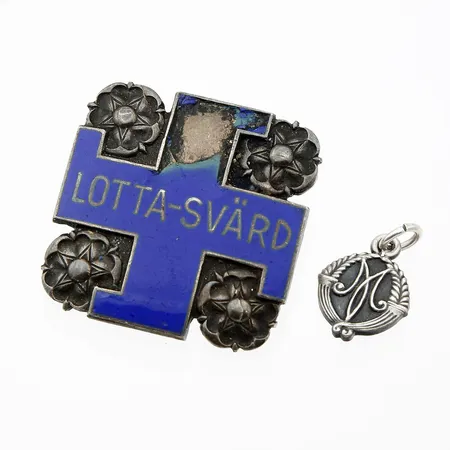 Viallinen jäsenmerkki, Lotta-Svärd, yksi riipus, korkeus 16mm, 813-925br,  Paino: 11,3 g
