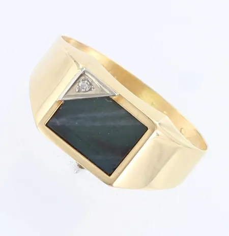 Kivikantasormus timantintilla 1xn.0.005ct, kaiverrettu, koko 20¼, 585br,  Paino: 3,4 g