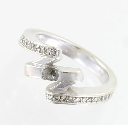 Timanttisormus 30xn.0.005ct, helmi tippunut, koko 17, 585 valkokulta Paino: 6,6 g