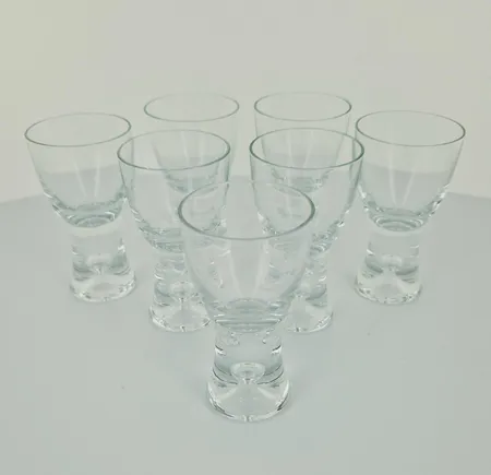 Seitsemän snapsilasia, Tapio, design Tapio Wirkkala, 4cl, yhdessä hyvin pieni särö reunassa.