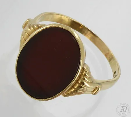 Kivikantasormus, koko 23, kiven korkeus 20mm, vuodelta 1947, 585br,  Paino: 5,8 g