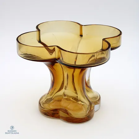 Lasimaljakko Onnenlehti, design Helena Tynell, Riihimäen Lasi, reunassa lohkeama, Vuodelta 1971-76 Paino: 0 g Lähetetään postipakettina.
