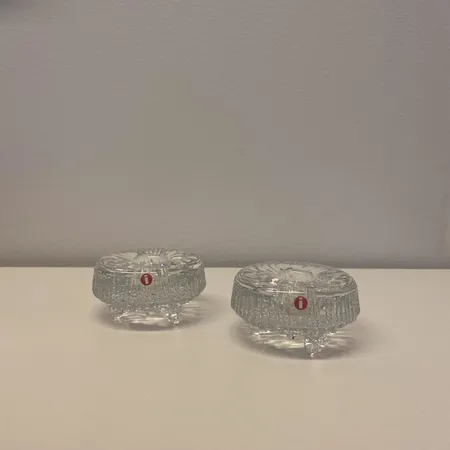 Kaksi kynttilänjalkaa, Ultima Thule, design Tapio Wirkkala, korkeus 38mm, Ø 72mm. Lähetetään postipakettina. 