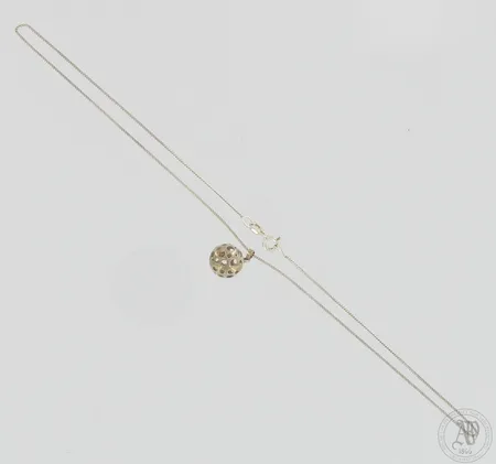 Panssarikaulaketju Leppäkerttu-riipuksella, design Liisa Vitali, ketjun pituus 42cm, riipuksen korkeus 17mm, 925,  Paino: 2,8 g