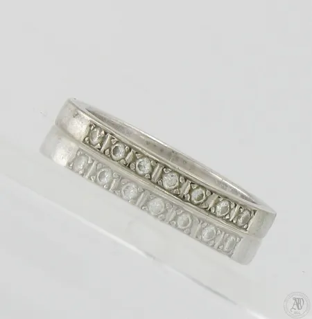 Timanttisormus 7xn.0.02ct, koko 19½, leveys 2,8mm, 750 valkokulta,  Paino: 5,7 g