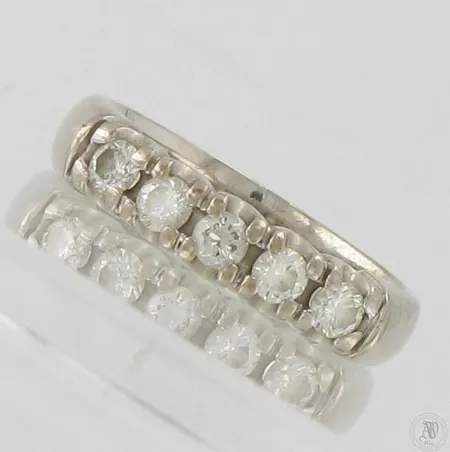 Timanttisormus 5xn.0.07ct, koko 15¾, leveys 3,8mm, 585 valkokulta,  Paino: 4,4 g