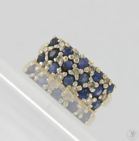 Sinisafiirisormus timanteilla 13xn.0.02ct, koko 17¼, leveys 2,5-7,5mm, 585br,  Paino: 3,3 g