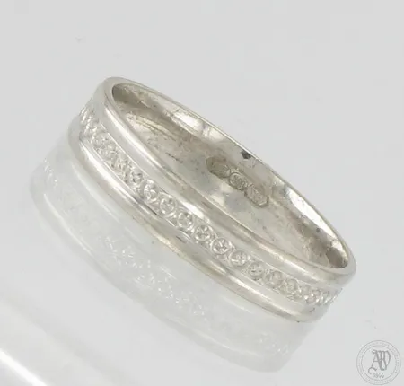 Kuvioitu sormus, koko 18, leveys 3,8mm, 585 valkokulta,  Paino: 3 g