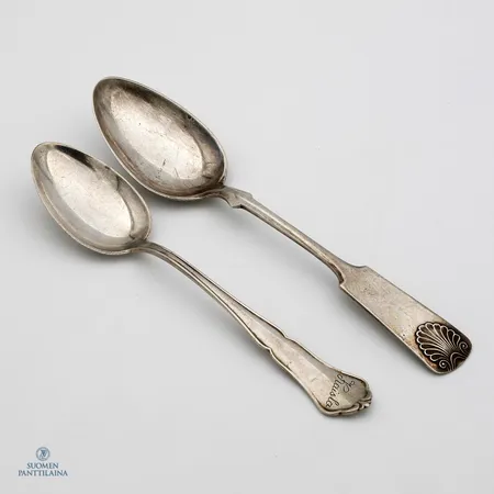 Kaksi lusikkaa, kaiverrettu, pituudet 146-165mm, 813,  Paino: 55 g