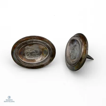 Kaksi juustonappia, kaiverettu, mitat 35x26mm, 813,  Paino: 11 g