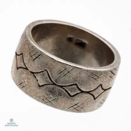 Kuvioitu sormus, Kalevala Koru, Suomuhauki, koko 16¾, 925,  Paino: 9,4 g