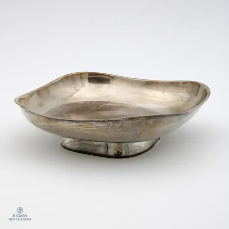 Hopeavati, pohjassa kaiverrus, korkeus 45mm, leveys 190mm, 813, Paino: 195,1 g