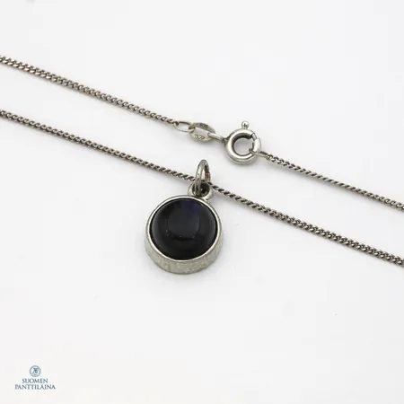 Kaulaketju ja kiviriipus, ketjun pituus 42cm, riipuksen korkeus 18mm, riipuksessa ei leimoja, ketju 835,  Paino: 3,6 g