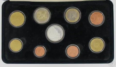 Rahasarja, Suomi 2002, Kansallisteatteri 100-vuotta, kahdeksan euro kolikkoa 1c - 2 euroa, hopeinen mitali, 925 ja säilytysrasia.   Paino: 10,5 g