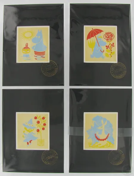 Neljä silkkipainatusta Muumit, ensipainos vuodelta 1956, Kromipaino / Stockmann, Muumipeikko ja Pikku Myy, Nuuskamuikkunen, Niiskuneiti ja Nipsu, mitat 15x10,5cm. 