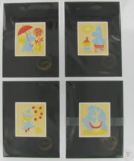 Neljä silkkipainatusta Muumit, ensipainos vuodelta 1956, Kromipaino / Stockmann, Muumipeikko ja Pikku Myy, Nuuskamuikkunen, Niiskuneiti ja Nipsu, mitat 15x10,5cm. 