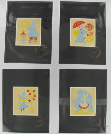 Neljä silkkipainatusta Muumit, ensipainos vuodelta 1956, Kromipaino / Stockmann, Muumipeikko ja Pikku Myy, Nuuskamuikkunen, Niiskuneiti ja Nipsu, mitat 15x10,5cm. 