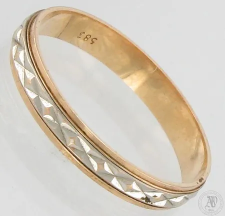 Kuvioitu sormus, koko 20½, leveys 3,7mm, 585 kelta- ja valkokulta,  Paino: 3 g