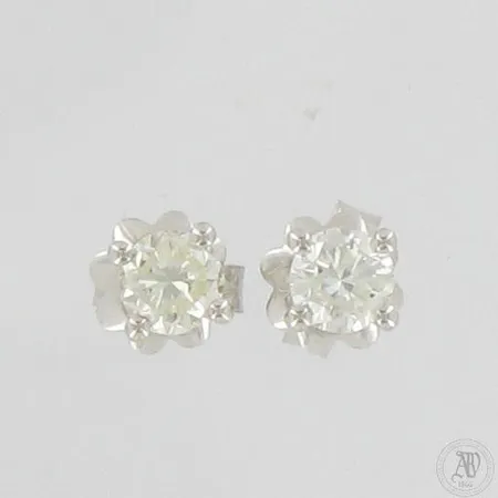 Timanttikorvakorut 2xn.0.40ct (toisen timantin reunuksessa lohkeama), 750 valkokulta,  Paino: 1,5 g