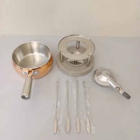 Fondue-setti Boska Copper, 1,7 litrainen, neljä otin-haarukkaa. Käyttämätön.