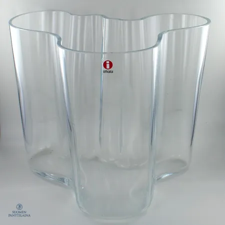Aalto-maljakko Iittala, kirkas, kaiverrus Alvar Aalto, korkeus 160mm, pohjassa käyttökulumia 