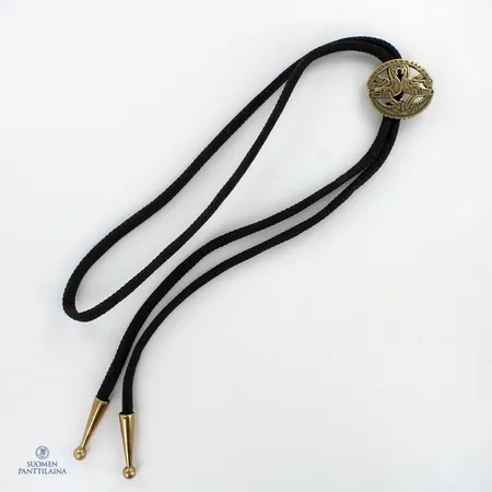 Bola-kravatin korvike Kalevala Koru, Kuhmoisten kukot, kokonaispituus 92 cm, Korun leveys 31mm, pronssia