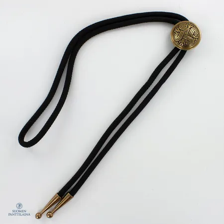 Bola-kravatin korvike Kalevala Koru, Hannunvaakuna, kokonaispituus 92 cm, Korun Ø 28mm, pronssia