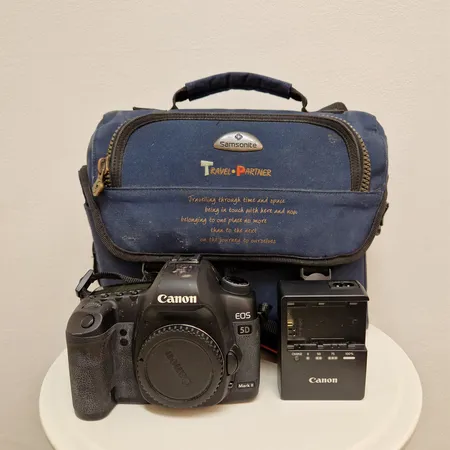 Digitaalikamera Canon EOS 5D Mark II, DS126201, selviä käytön jälkiä, akku, laturi ja laukku. 