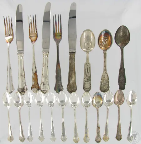 12 kahvilusikkaa, Chippendale, pituus 115mm, kolme kummilusikkaa, pituus 140 - 145mm, kolme ruokahaarukkaa ja -veistä, Chippendale, pituus 175mm ja 210mm, 830 ja 830br, paino 347,2g ja 164,1g
