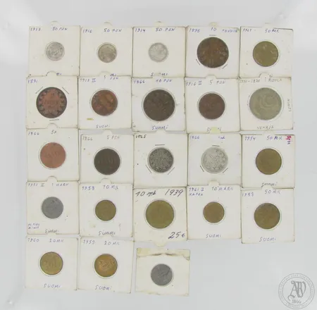 22 rahaa Suomi, nimellisarvo 5 penniä - 50 markkaa; 5 penniä 1866, 1866, 1916 ja 1977, 10 penniä; 1866, 1891 ja 1895, 50 penniä; 1914, 1916 ja 1917, 1 markka; 1865, 1866, 1949 ja 1951,10 markkaa; 1939, 1958 ja 1961, 20 markkaa; 1953 ja 1960, 50 markkaa; 1953, 1954 ja 1961. 1 raha Neuvostoliitto nimellisarvo 1 rupla 1970 Leninin syntymästä 100 vuotta.  