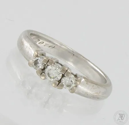 Timanttisormus 2xn.0.05ct 1xn.0.10ct, koko 16, kaiverrettu, 750 valkokulta,  Paino: 4,4 g