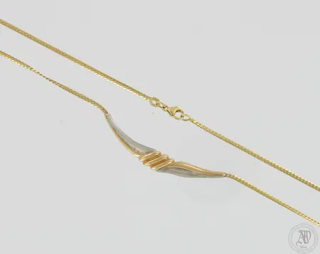 Kaulakoru, pituus 42cm, riipuksen levein kohta 8mm, 585 kelta- ja valkokulta,  Paino: 6,9 g