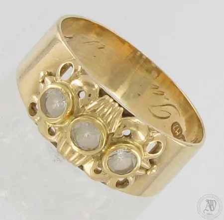Kivisormus, kaiverrettu, koko 19, leveys 6-8mm, 585br,  Paino: 3,7 g