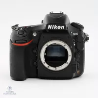Järjestelmäkamera runko, Nikon D810, etsimen kiinnitys haljennut, käytön jälkiä ja kulumaa, yksi akku, kantolaukku Paino: 0 g