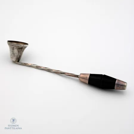 Kynttilänsammutin puukahvalla, pituus  200mm, 925br,  Paino: 44,8 g