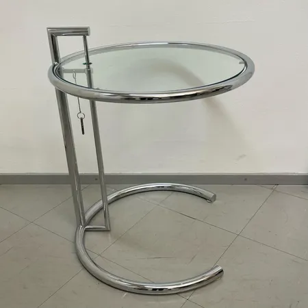 Sivupöytä Eileen Gray, E1027, kromi, Ø 51cm, korkeus 63-101cm, lasissa pieniä naarmuja, säädettävä. Ei lähetetä