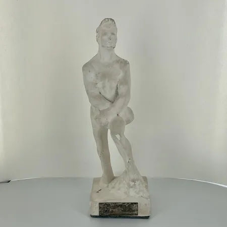 Kipsiveistos Gunnar "GeeBee" Bärlund, taiteilija Essi Renvall nyrkkeilypalkinto Gentleman Nyrkkeilijät R.Y no. 191, korkeus 34cm, pieniä kolhuja kipsissä