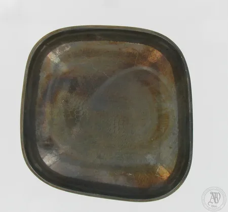 Tarjoiluastia, mitat 165x165mm, korkeus 43mm, Auran Kultaseppä Oy, 830,