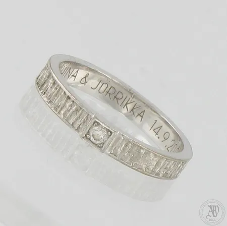 Timanttisormus Lapponia 1xn.0.055ct, Lapinkihla, koko 17¼, kaiverrettu, leveys 2mm, 750 valkokulta, Paino: 3,8 g